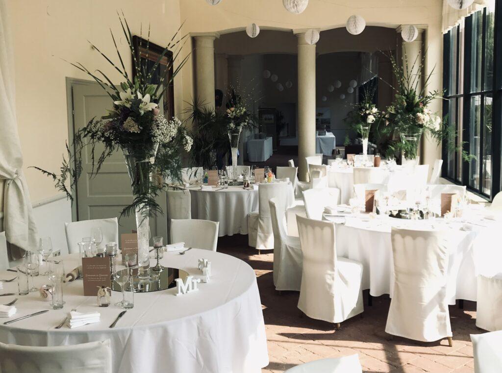 Elegant dekorierter Veranstaltungsraum mit Tischdekoration und Blumenarrangements für Hochzeiten